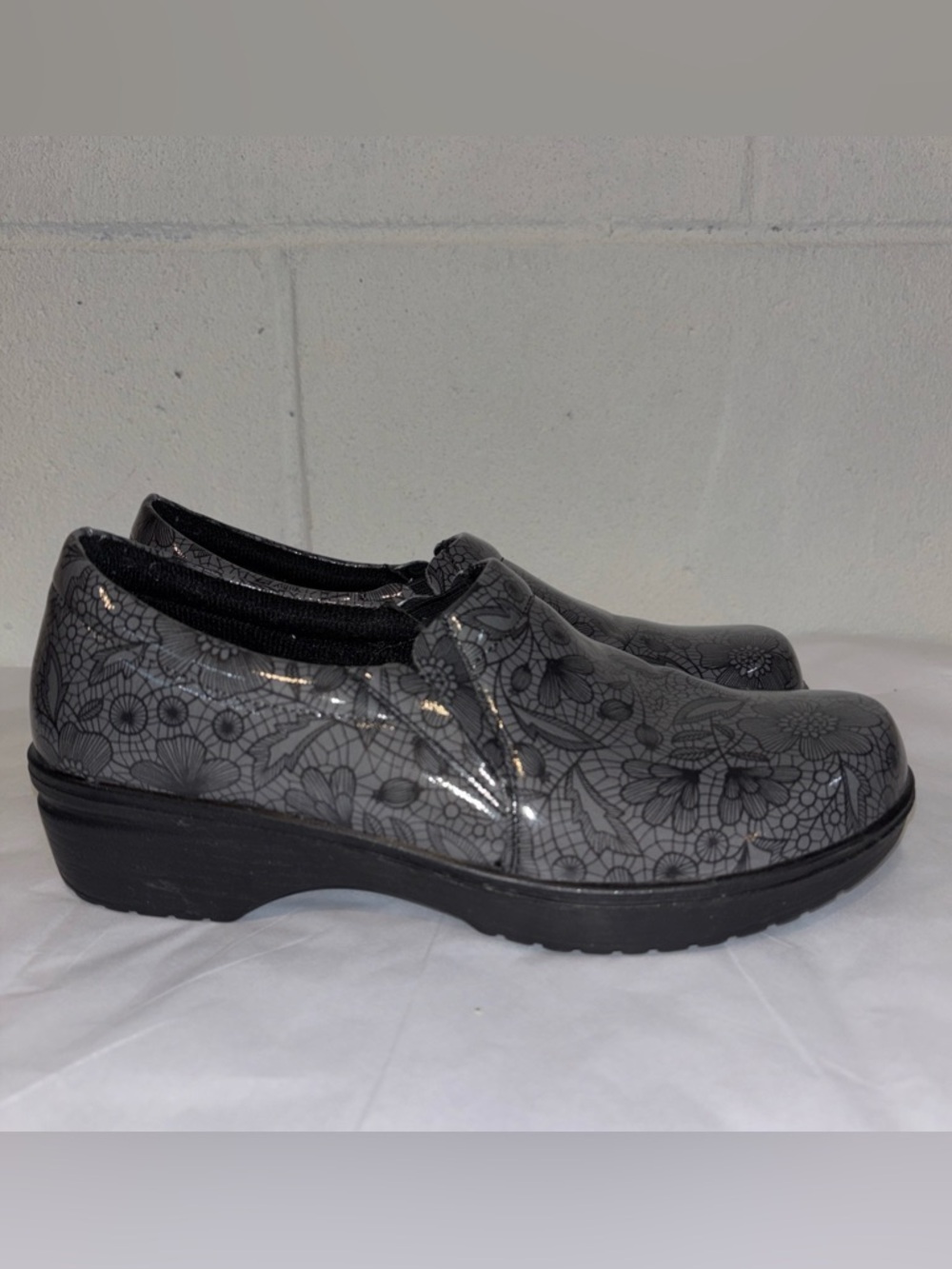 Easy Street women’s clogs gray floral slip resistant nursing shoes size 6.5W